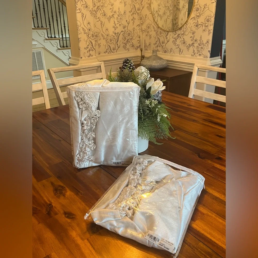 Elegant White Waterfall Valance (window curtains)